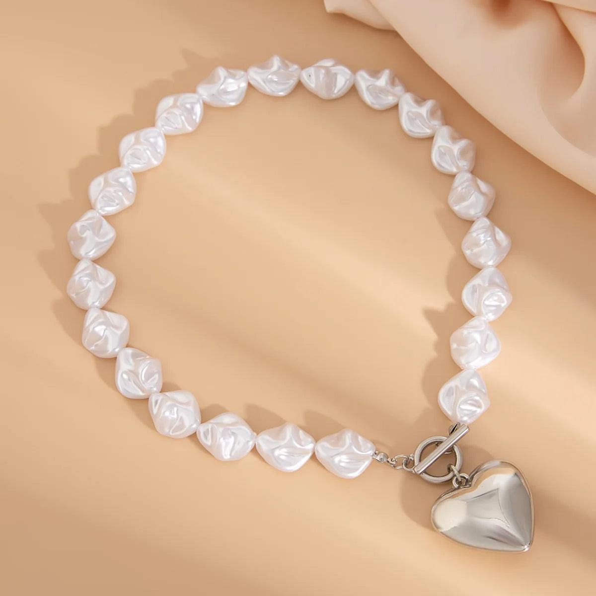 Retro Exaggerated Heart Shaped Pendant Short Necklace 2024 Women's Simple Sweet Imitation Pearl Girl Fashion Wedding Jewelry